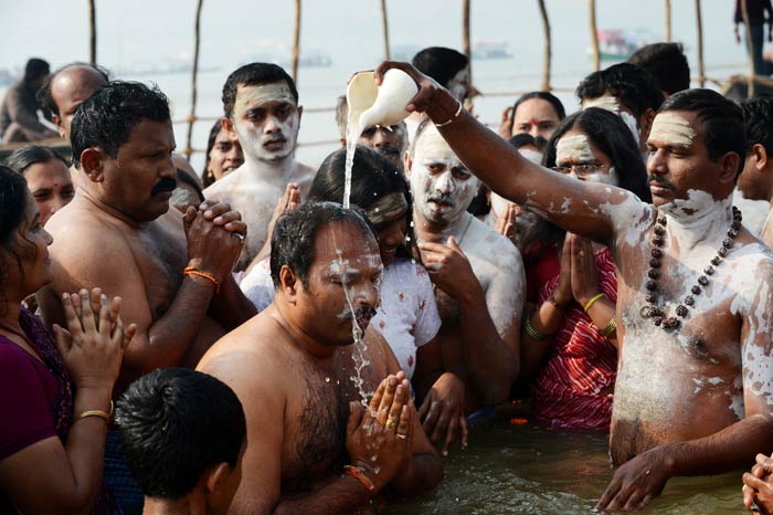 100 million People take a Bath at the Same Time and Place